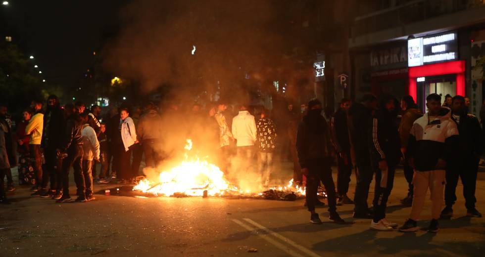 Φωτιές και συνθήματα ενάντια στην αστυνομική βία