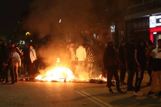 Νύχτα έντασης σε Δυτική Αττική και αλλού – Ξεχειλίζει η οργή μεταξύ των Ρομά