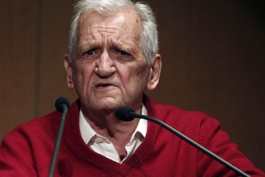 Βραβεύει τον Τίτο Πατρίκιο, αφού του αρνήθηκε την έδρα της ποίησης