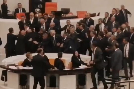 Επεισόδια στην τουρκική βουλή – Στη ΜΕΘ βουλευτής της αντιπολίτευσης