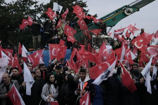 Κύμα αλληλεγγύης με τον Ιμάμογλου στους δρόμους της Κωνσταντινούπολης