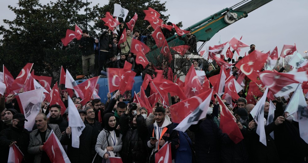 Κύμα αλληλεγγύης με τον Ιμάμογλου στους δρόμους της Κωνσταντινούπολης