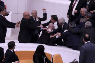 Ξύλο στη Βουλή, οργή στον δρόμο