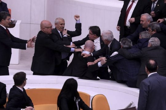 Ξύλο στη Βουλή, οργή στον δρόμο