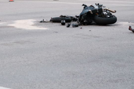 Νεκρός οδηγός μηχανής σε τροχαίο στη Βουλιαγμένης