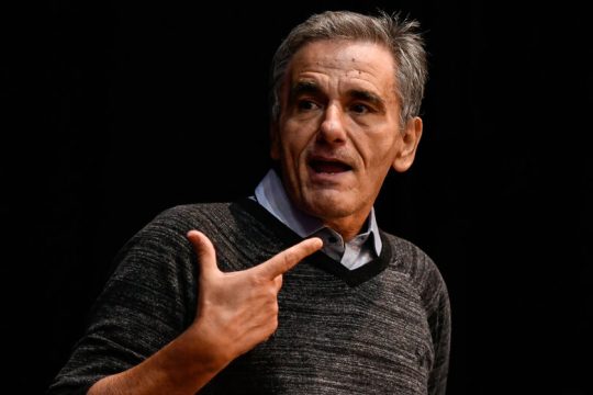 «Με την πλάτη στον τοίχο»