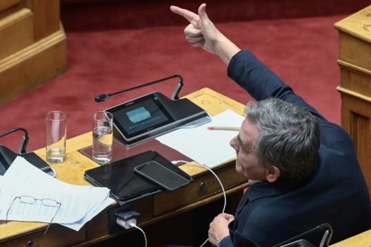 Οργή Τσακαλώτου: «Εσείς βγάλατε τη χώρα από τα μνημόνια; Ντροπή σας»