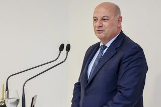 Η κοινωφελής εργασία βγαίνει από την ψύξη