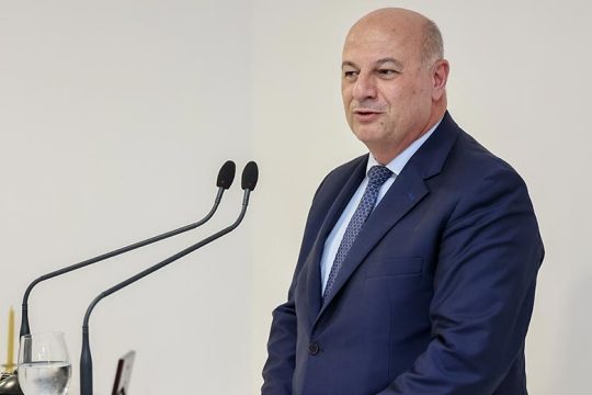Η κοινωφελής εργασία βγαίνει από την ψύξη