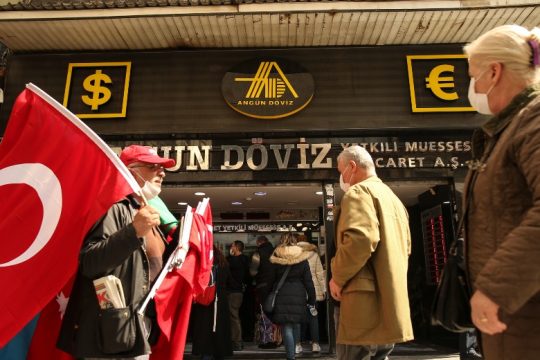 Προεκλογικό «δώρο» Ερντογάν: αυξάνει τρίτη φορά τον κατώτατο μισθό