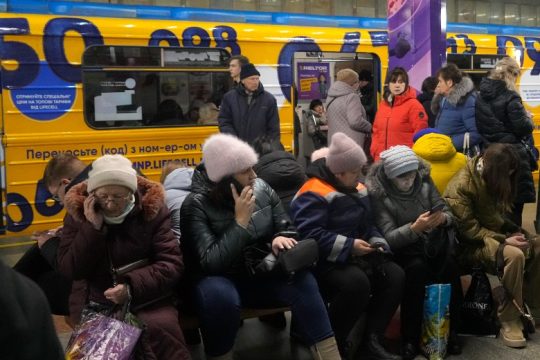 Μπαράζ επιθέσεων σε ουκρανικές υποδομές άφησαν χωρίς ρεύμα και τρένα μεγάλες περιοχές