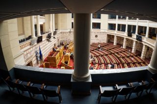 Κυβέρνηση «ηττημένων» με πλειοψηφία στη Βουλή και τον λαό