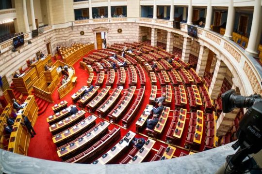 Στο «κόκκινο» το θερμόμετρο στη Βουλή