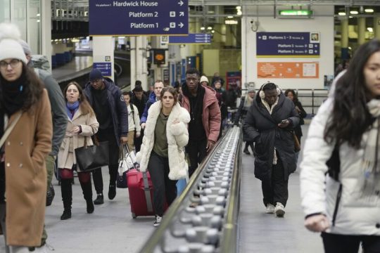 Φοβάται τις απεργίες, κατηγορεί τους ξένους