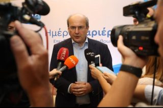 Ακάλυπτη για τον «μπουναμά» των 800 € η Αννα Στρατινάκη