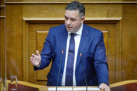 Πυρ ομαδόν για το σκάνδαλο με τα 400.000 στον Θ. Χειμάρα
