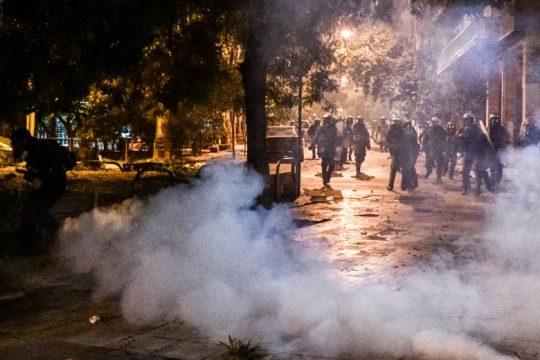 Έπνιξαν Αθήνα και Θεσσαλονίκη στα χημικά
