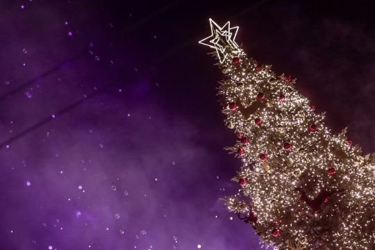 Φως και σκοτάδι στην Αθήνα των γιορτών