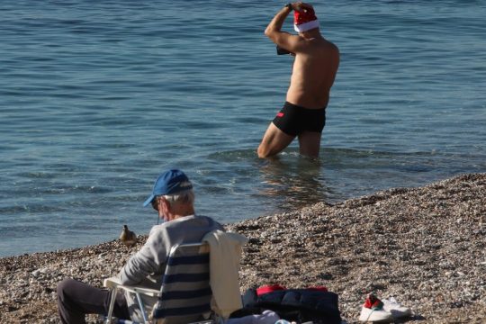 Χριστούγεννα με γεμάτες παραλίες από λουόμενους φέτος