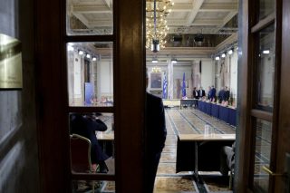 Η κυβέρνηση πετά την μπάλα στην εξέδρα για τη σύγκληση της επιτροπής Θεσμών και Διαφάνειας