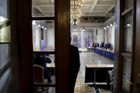 Η κυβέρνηση πετά την μπάλα στην εξέδρα για τη σύγκληση της επιτροπής Θεσμών και Διαφάνειας