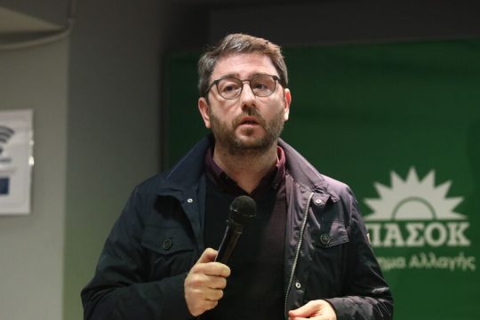 Εκλογική εκκίνηση με σκληρό διμέτωπο