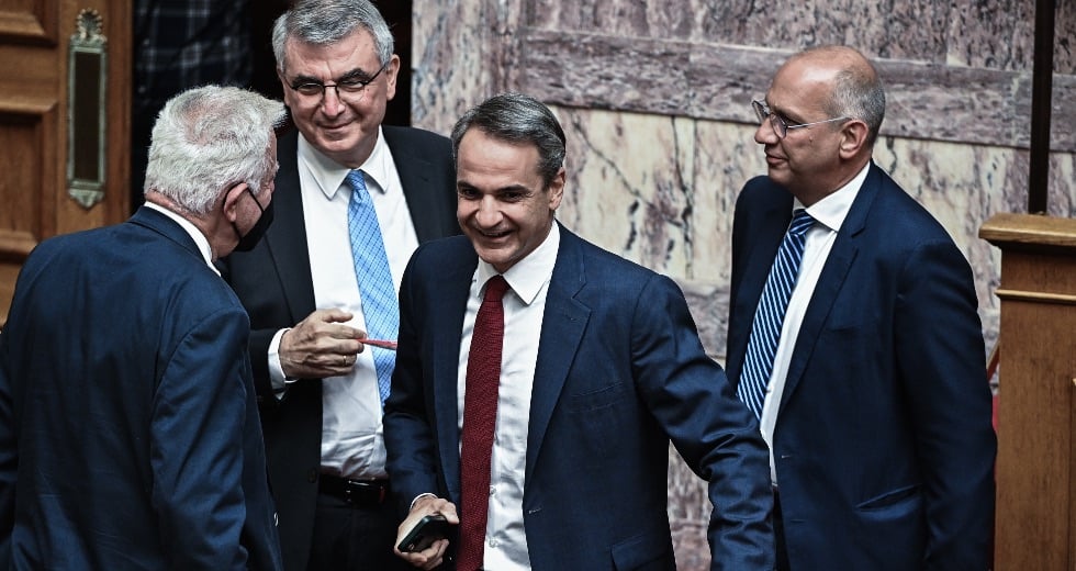 Το ένα χέρι νίβει τ’ άλλο και τα δυο το … Predator!