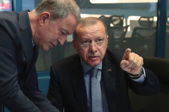 «Πόρτα» στον Σουηδό υπουργό Άμυνας λόγω διαδήλωσης έξω από την τουρκική πρεσβεία