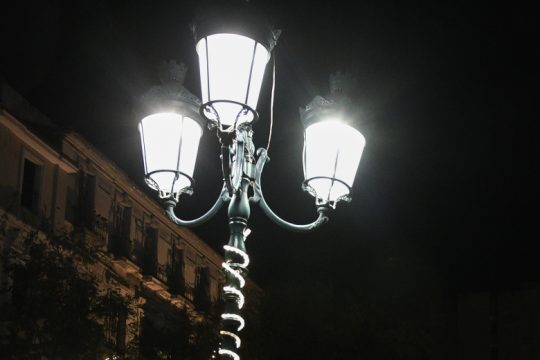Τα σκοτάδια της πόλης και το δικαίωμα να περπατάμε όταν δύει ο ήλιος