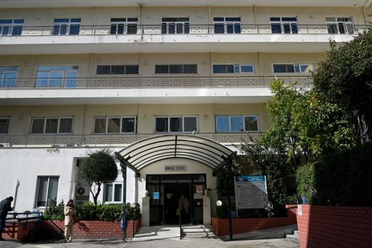 Απολύονται εργαζόμενοι για να τις χαρίσουν σε εργολάβο