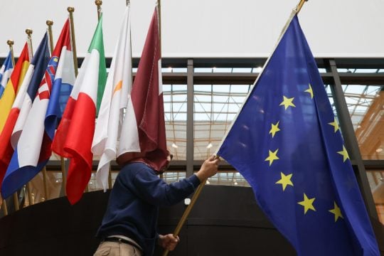 La Repubblica: Η Ιταλία ξεπερνά την Ελλάδα σε δημόσιο χρέος - Γίνεται ο αδύναμος κρίκος της Ευρώπης