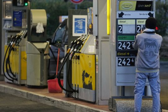 Ο γρίφος των καυσίμων δυσκολεύει τη Μελόνι
