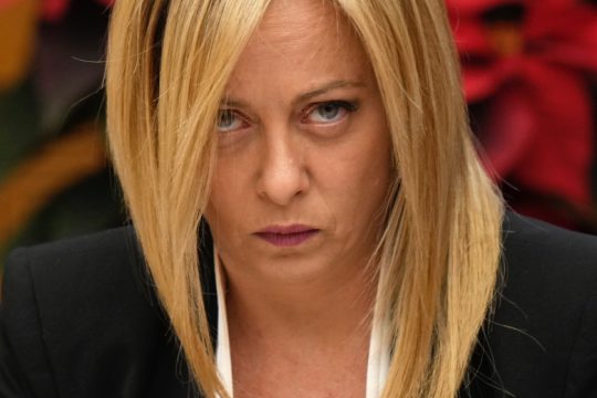 Η «έκρηξη» των καυσίμων βάζει τη Μελόνι σε δίλημμα