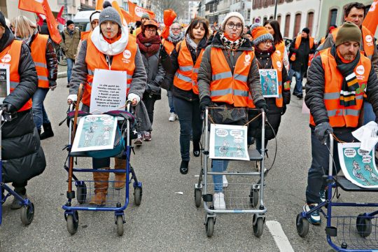 Περιφρονεί τη λαϊκή οργή και επιμένει στα σχέδιά του