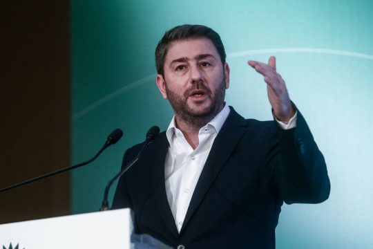 «Η πολιτική των ίσων αποστάσεων εκ μέρους του ΝΑΤΟ δίνει άλλοθι στον Ερντογάν»