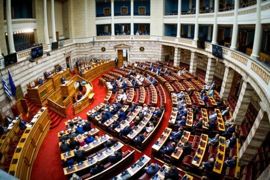 Άμεσα ξεκινά η συζήτηση για την πρόταση μομφής, την Παρασκευή η ψηφοφορία