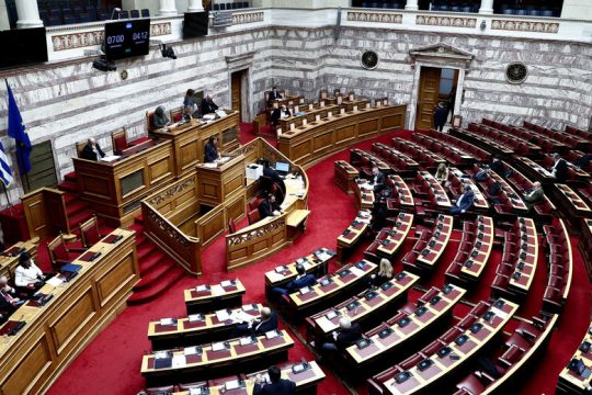 Κάνουν τις… πάπιες με τον κοριό στο χέρι