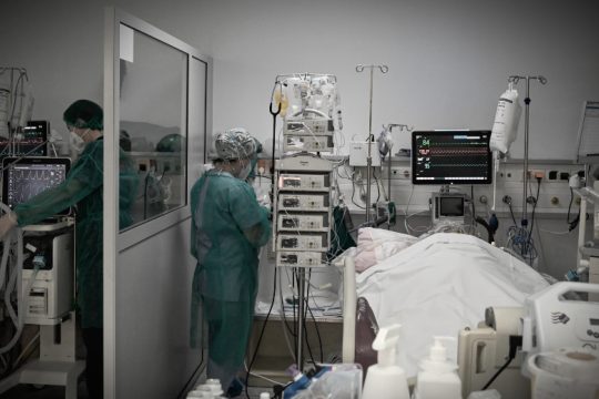 Εκρηκτική αύξηση κρουσμάτων και μεγάλη των θανάτων από κορονοϊό στη χώρα μας το 2022 (η 4η και 5η μεγαλύτερη στην Ε.Ε.)