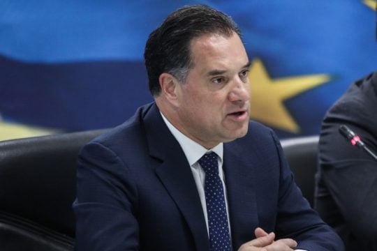 Θέλει ο Άδωνις να κρυφτεί, αλλά η ψηφοθηρία δεν τον αφήνει
