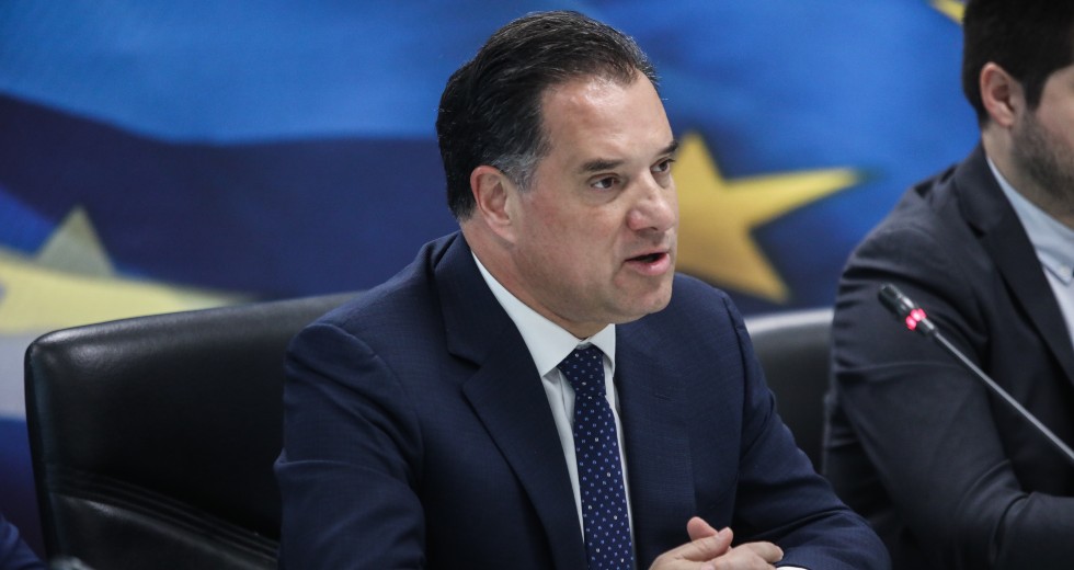 Θέλει ο Άδωνις να κρυφτεί, αλλά η ψηφοθηρία δεν τον αφήνει