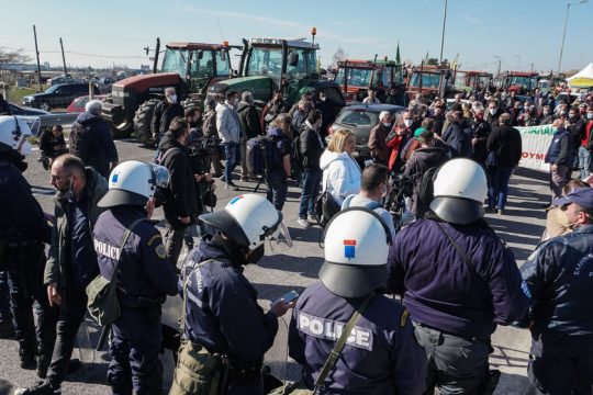 «Θερμή» υποδοχή στους αγρότες με ΜΑΤ και χημικά