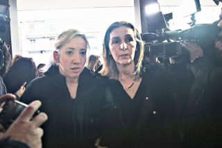 «Σηκώστε το κεφάλι! Κοιτάξτε με!»