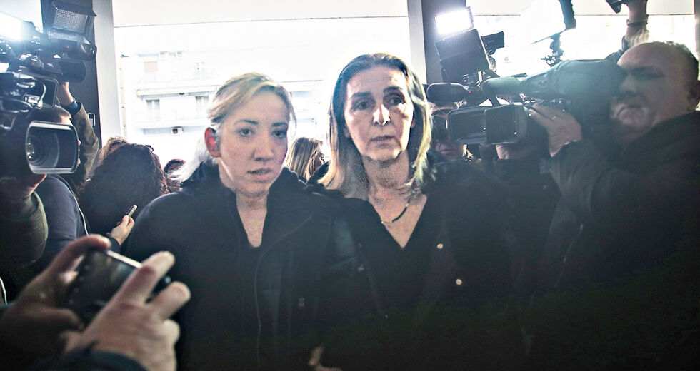 «Σηκώστε το κεφάλι! Κοιτάξτε με!»
