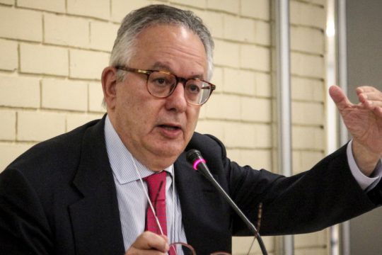 Ν. Αλιβιζάτος: «Αδιανόητη η δίωξη μελών ΜΚΟ επειδή βοηθούν μετανάστες»