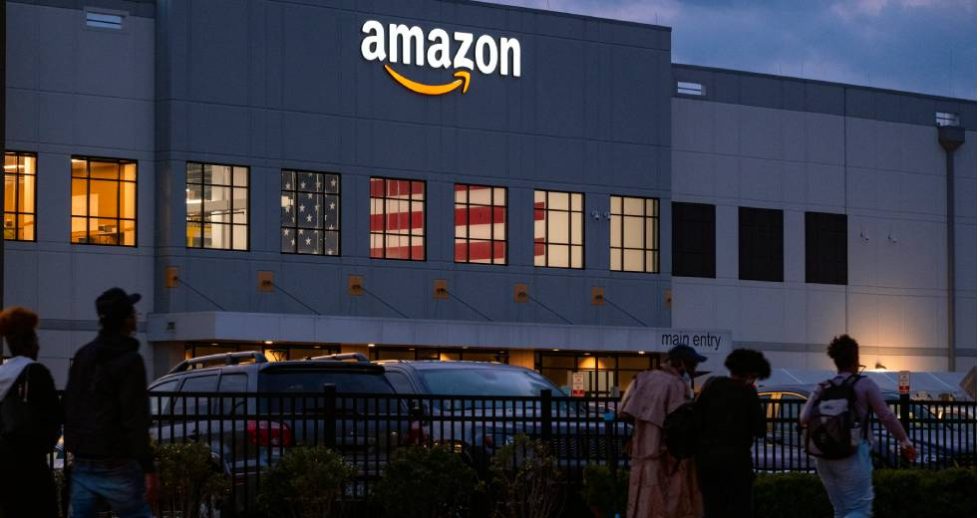 Τουλάχιστον 18.000 εργαζόμενους θα απολύσει η Amazon