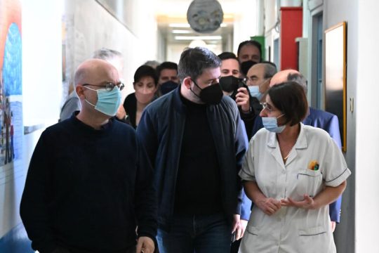 Επίθεση στη Ν.Δ. για φάρμακα, ΕΣΥ, κατώτατο μισθό