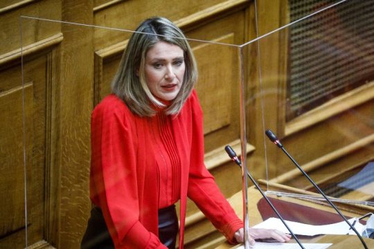Διαψεύδει Πολάκη η Ευθυμίου, παραδέχεται «σχέση εργασίας κατ’ αποκοπήν» με τον ΕΦΚΑ