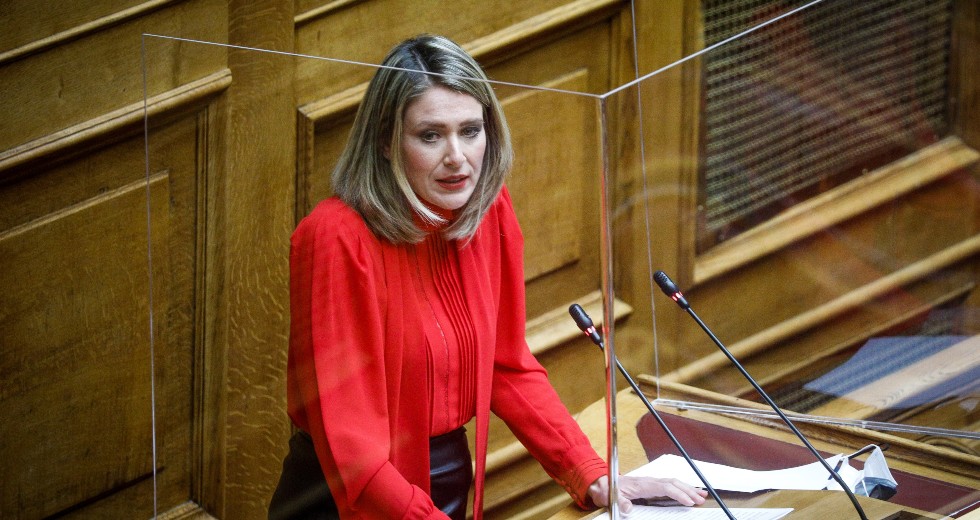 Διαψεύδει Πολάκη η Ευθυμίου, παραδέχεται «σχέση εργασίας κατ’ αποκοπήν» με τον ΕΦΚΑ