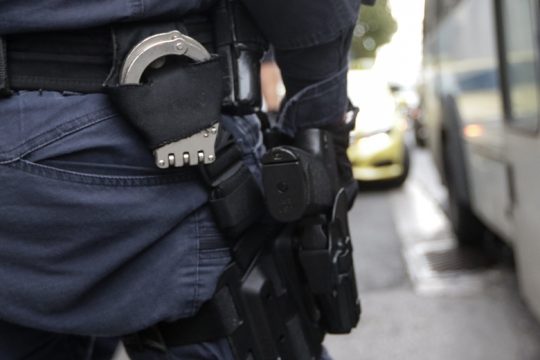 Σε κύκλωμα εξαπάτησης πολιτών φρουρός του Μαξίμου