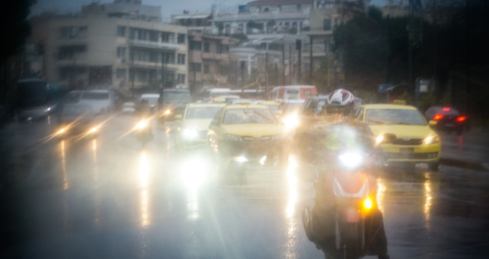 Η κακοκαιρία χτυπά και την Αττική-Σοβαρά προβλήματα σε Δυτική και Κεντρική Ελλάδα